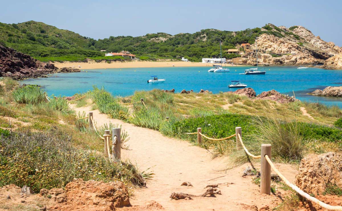 Cala en costa norte de Menorca