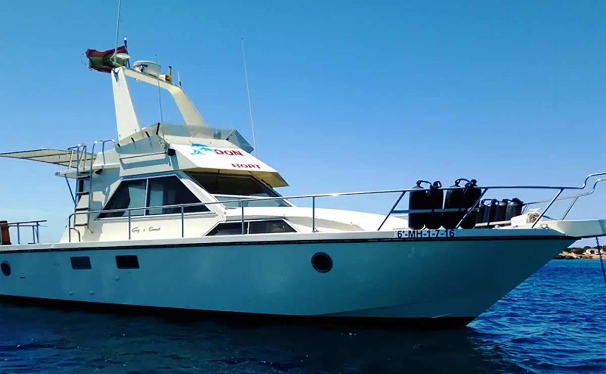 Barco para excursiones desde Cala Galdana