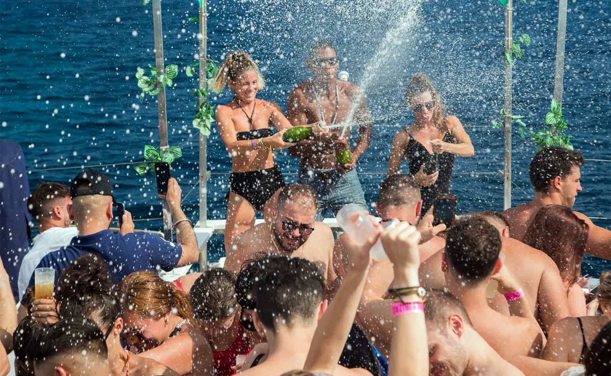 Fiesta en barco en Ibiza desde Playa de en Bossa