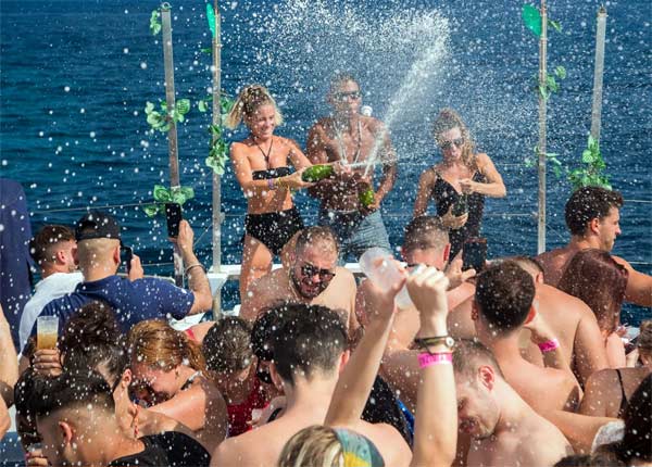 Fiesta en barco desde Playa d'en Bossa Ibiza